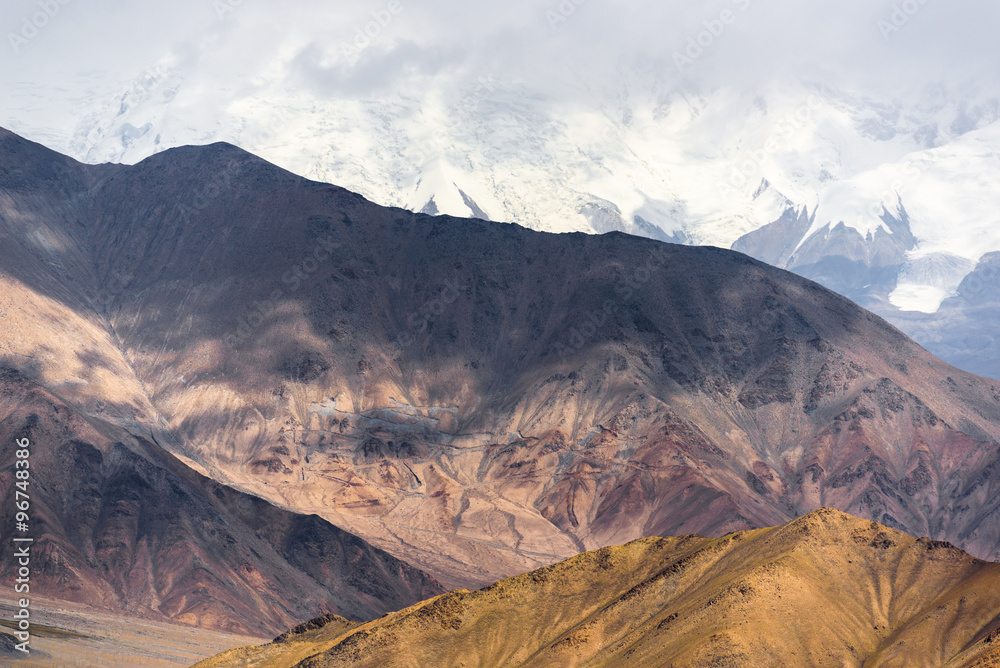 Mountain along the Karakoram Highway that link China (Xinjiang province) with Pakistan via the Kunjerab pass.