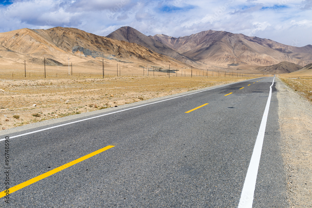 Fototapeta premium The road along the Karakoram Highway that link China (Xinjiang province) with Pakistan via the Kunjerab pass.