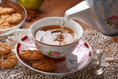 versare l'acqua calda nella tazza con la bustina di tè verde