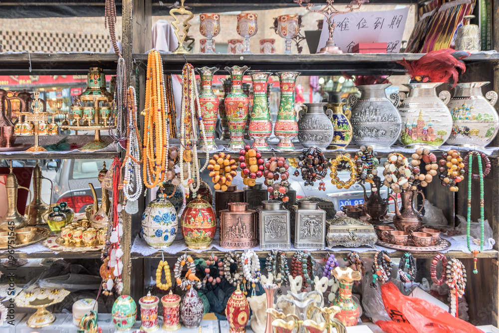 Fototapeta premium Międzynarodowy Kryty Bazar w Urumczi w Chinach. Międzynarodowy Kryty Bazar to największy bazar na świecie pod względem skali. Został otwarty dla publiczności w 2003 roku