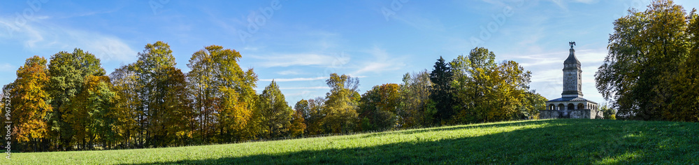 Bismarckturm als Blickfänger in bayerischer Panoramalandschaft