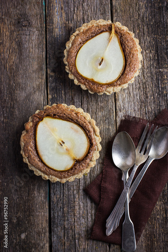 Photo whole wheat tarts  with frangipane and pear