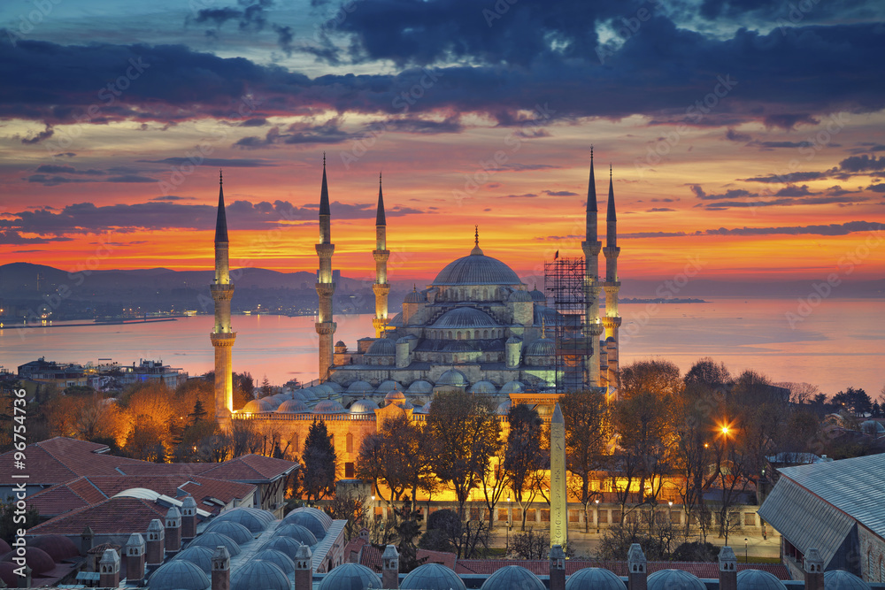 Naklejka premium Stambuł. Obraz Błękitnego Meczetu w Stambule podczas dramatycznego wschodu słońca.