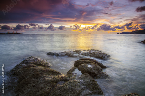 Photo sunrise at rocky beach in terengganu, malaysia. image taken with