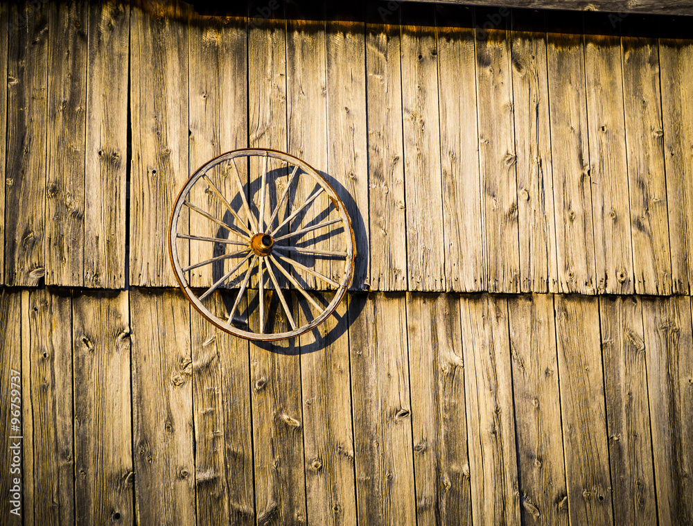 Obraz premium Rustic Old Barn and Wagon Wheel