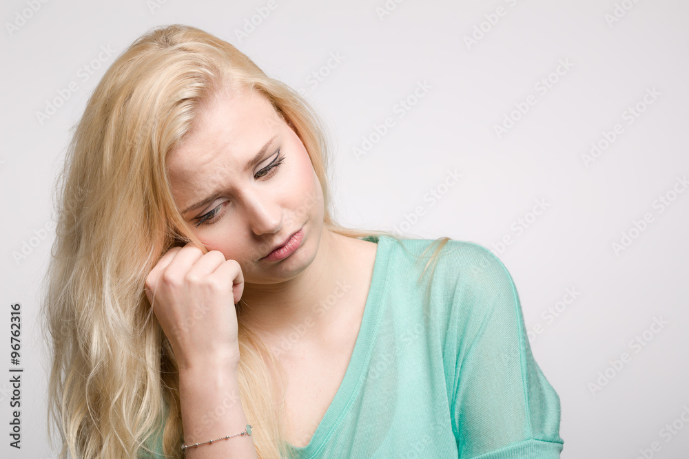 Hübsche blonde Frau ist depressiv Hübsche blonde Frau ist depressiv