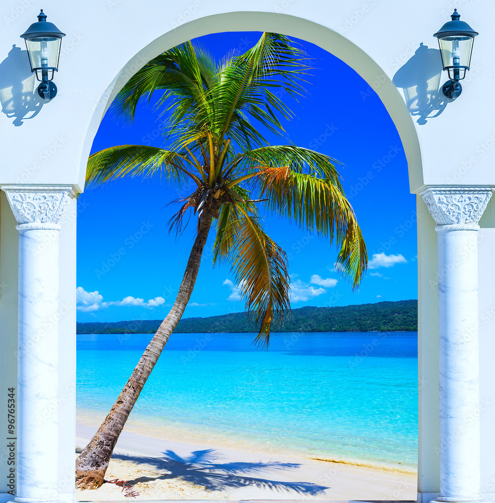 Fototapeta Łuk w twierdzy, widok na morze, plażę i palmę 