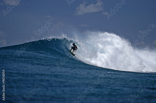 surfer in der tube