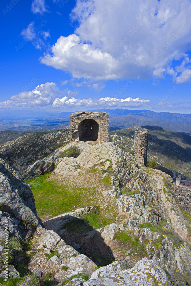 ruinas de uyn castillo en gironaSONY DSC