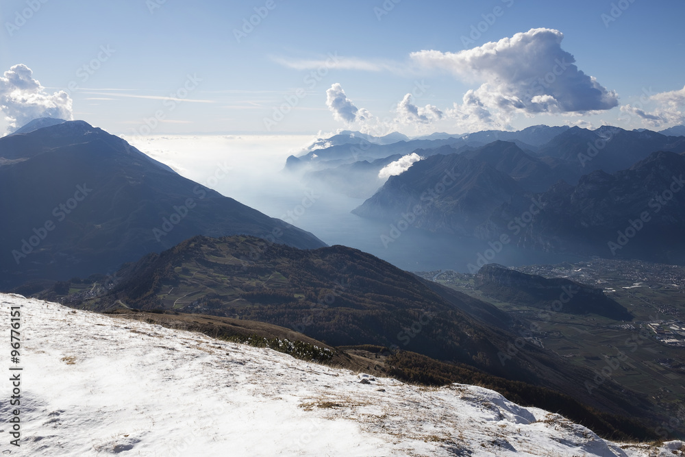 Prima neve e vista sul lago di Garda