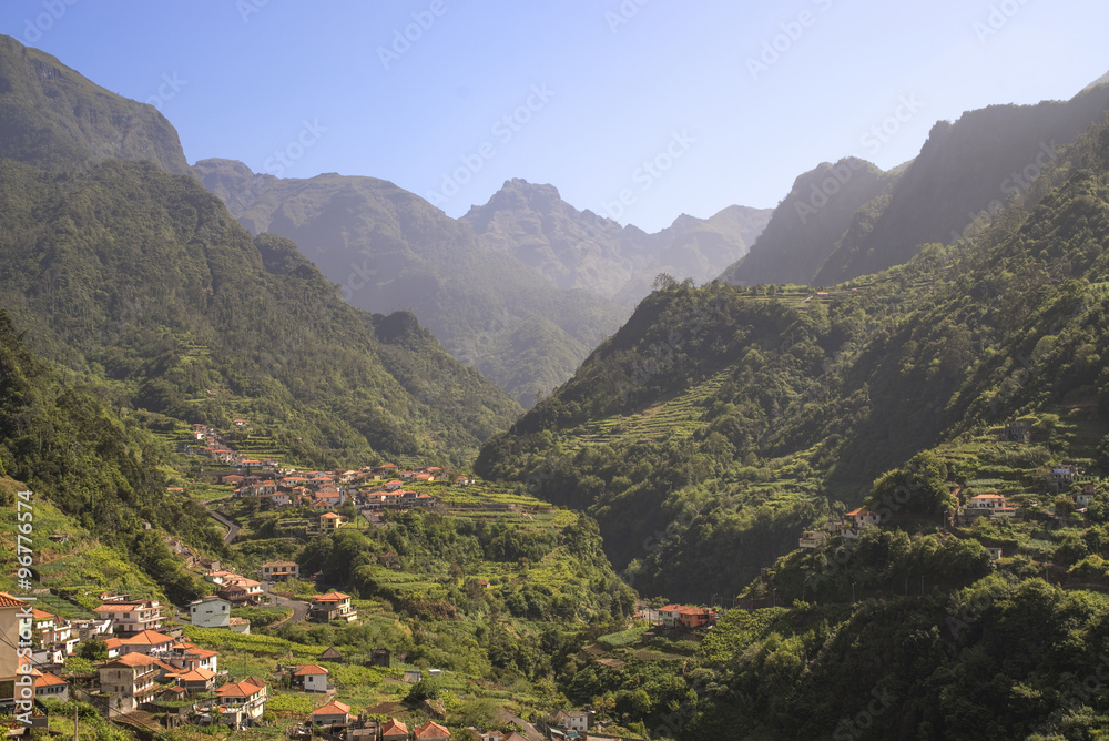 Fruchtbare Terassenlandschaft bei Faja do Penedo vor der schroffen Bergkulisse von Madeira