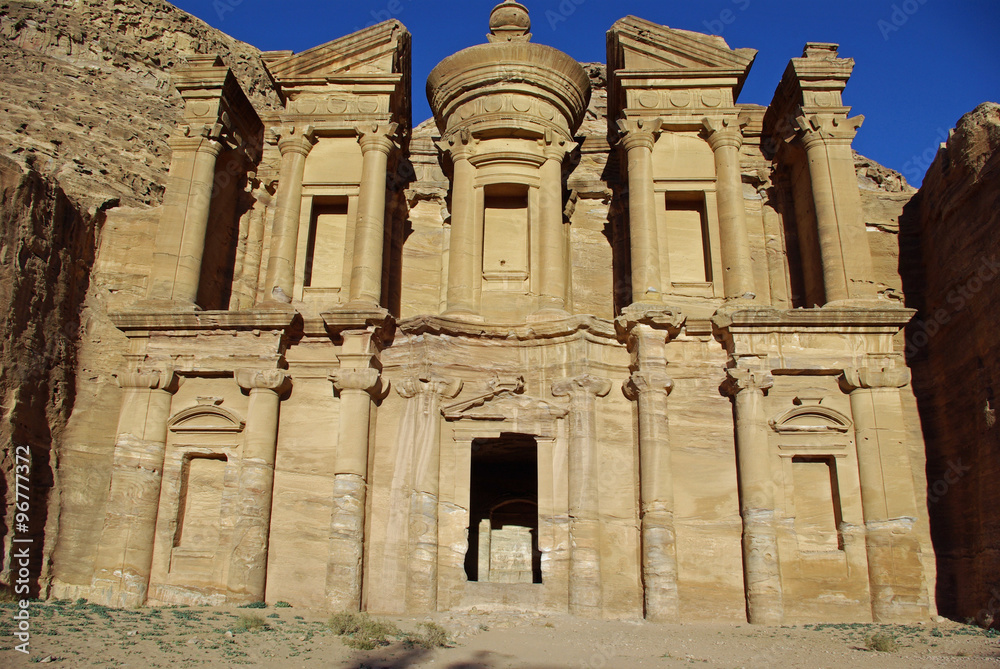 Petra, le temple du Deir creusé dans la falaise, Jordanie