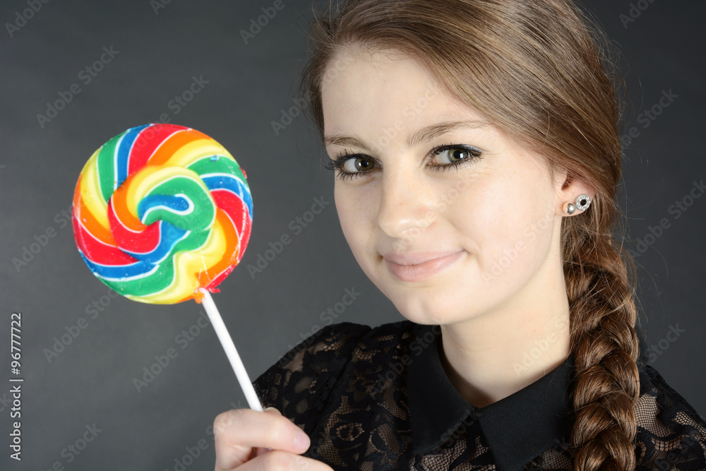 Teen mit Lollipop als bunter Lutscher