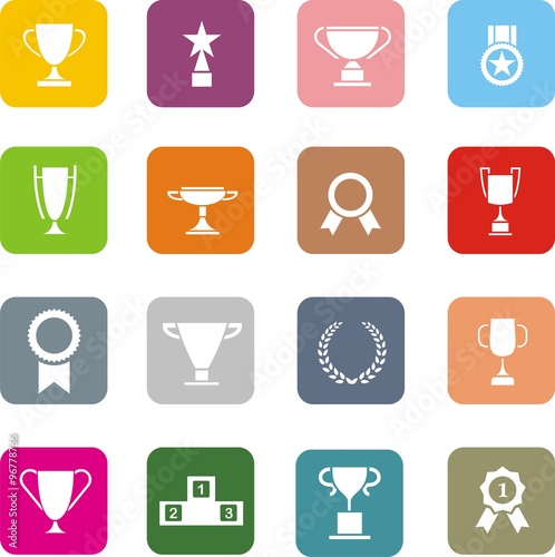 Conjunto de iconos de trofeos, premios, condecoraciones y medallas sobre fondos de colores