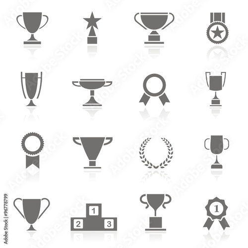 Conjunto de iconos de trofeos, premios, condecoraciones y medallas sobre fondo blanco con reflejo