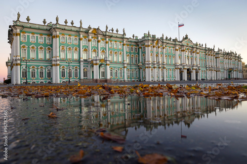 Осень в Санкт-Петербурге. Сухие листья в луже на Дворцовой площади