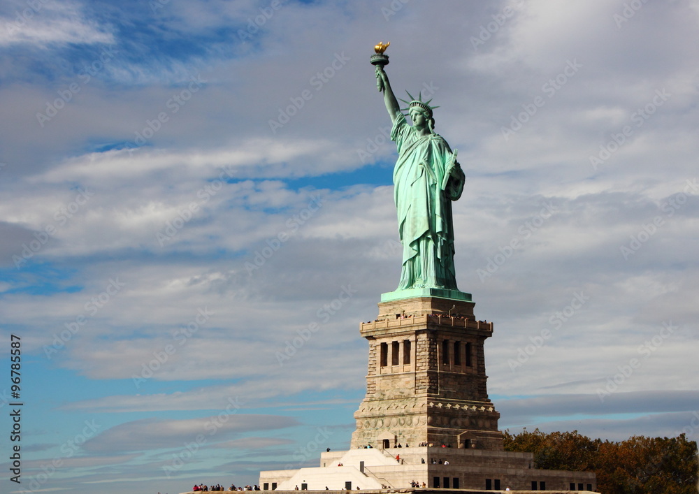 Obraz premium Statue of Liberty with Clouds Horisontal Right View