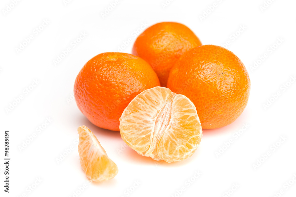 Mandarinen geschält auf weißem Hintergrund Mandarinen geschält auf weißem Hintergrund