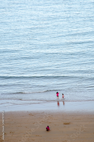 CALA DE MATALEÑAS SANTANDER NIÑAS JUGANDO CON MADRE