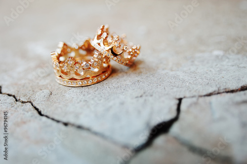 wedding rings crown
