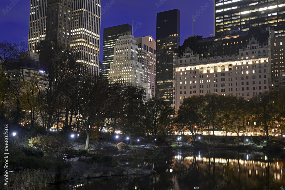 Obraz premium Manhattan skyline at night, with illuminated commercial and residential buildings, New York City