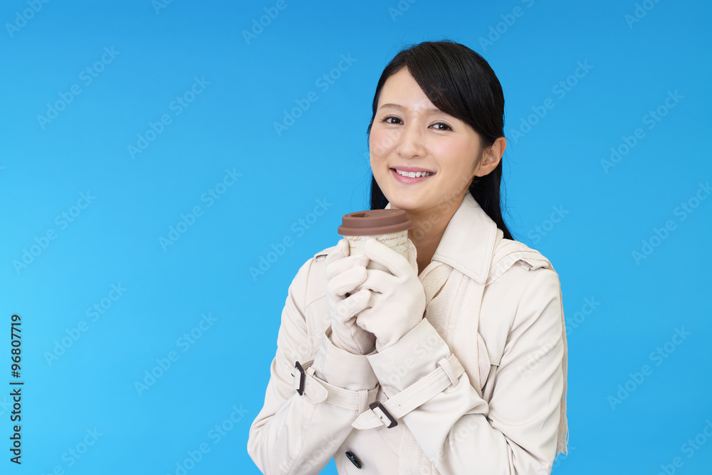 コーヒーを飲み寛ぐ女性