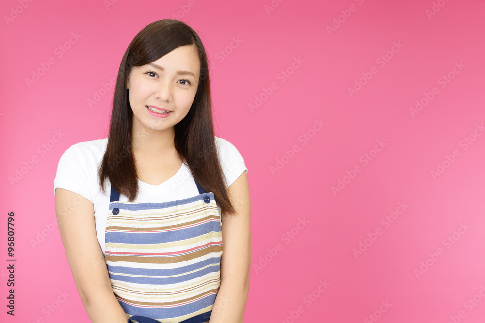 エプロンを着た女性