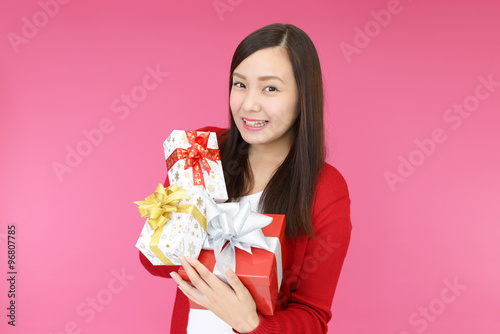 プレゼントを持つ笑顔の女性