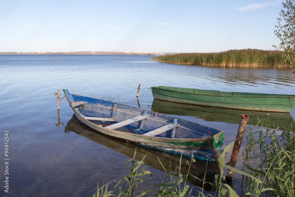 Рыбачья лодка привязана на берегу Плещеева озера. Осень. Переславль-Залесский. Россия.