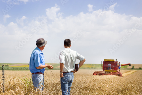 Konstfotografi Business partners on wheat field