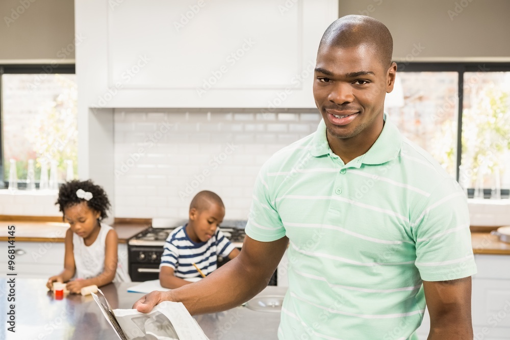 Obraz premium Smiling father reading newspaper 