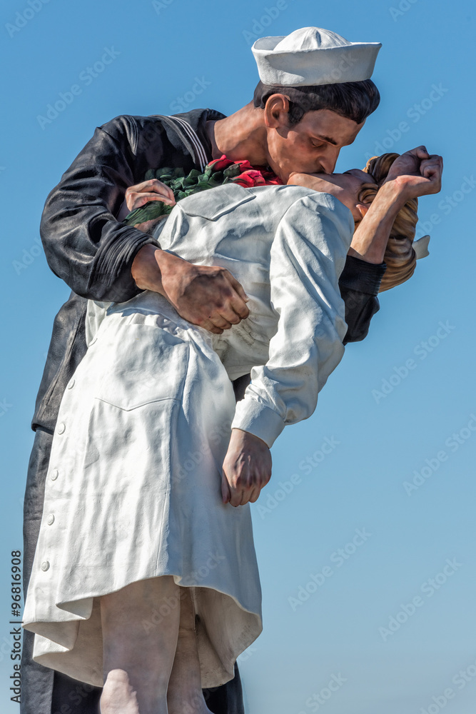 sailor and nurse while kissing statue san diego Stock Photo Adobe Stock