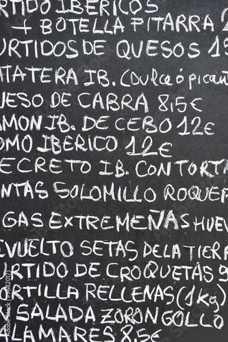 Tapas y raciones, pizarra con el menú, bar español típico, España