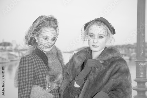 Obraz na płótnie Donne anni '40 in bianco e nero w salonie
