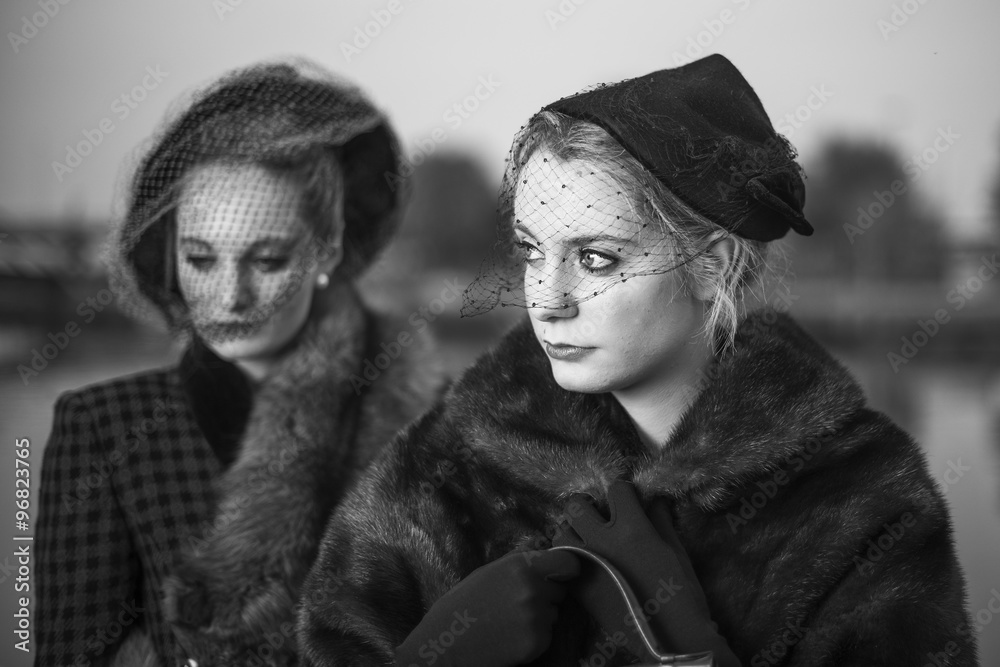 Donne anni '40 in bianco e nero
