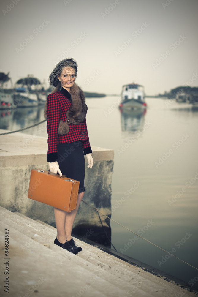 Donna anni '40 al molo. Vintage