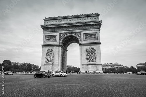 Arc de Triomphe place de l'Étoile n&b, en île-de-France à Paris, France © FredP