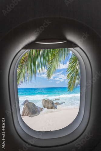 concept voyages, plage des Seychelles à travers hublot 