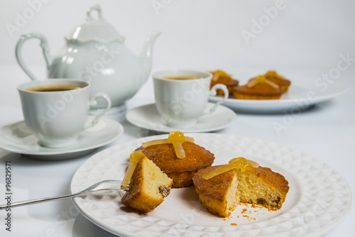gâteau yaourt au citron avec tasses de café