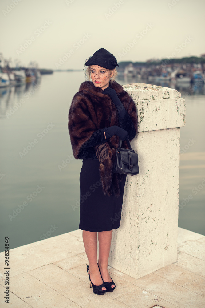 Donna anni '40 sul molo. Vintage