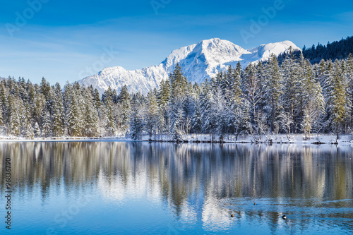 Fototapeta Naklejka Na Ścianę i Meble -  Winter wonderland with mountain lake in the Alps