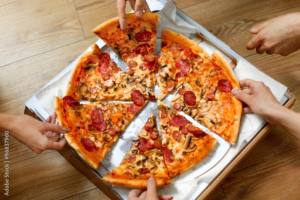 Taking Slice Of Pizza Friends Eat Pizza Stock Photo - Download Image Now -  Pizza, Eating, Friendship - iStock