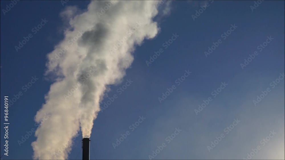 Industrieschornstein raucht stark – Abgase - CO2