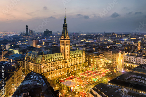 Rathaus und Weihnachtsmarkt in Hamburg  Deutschland