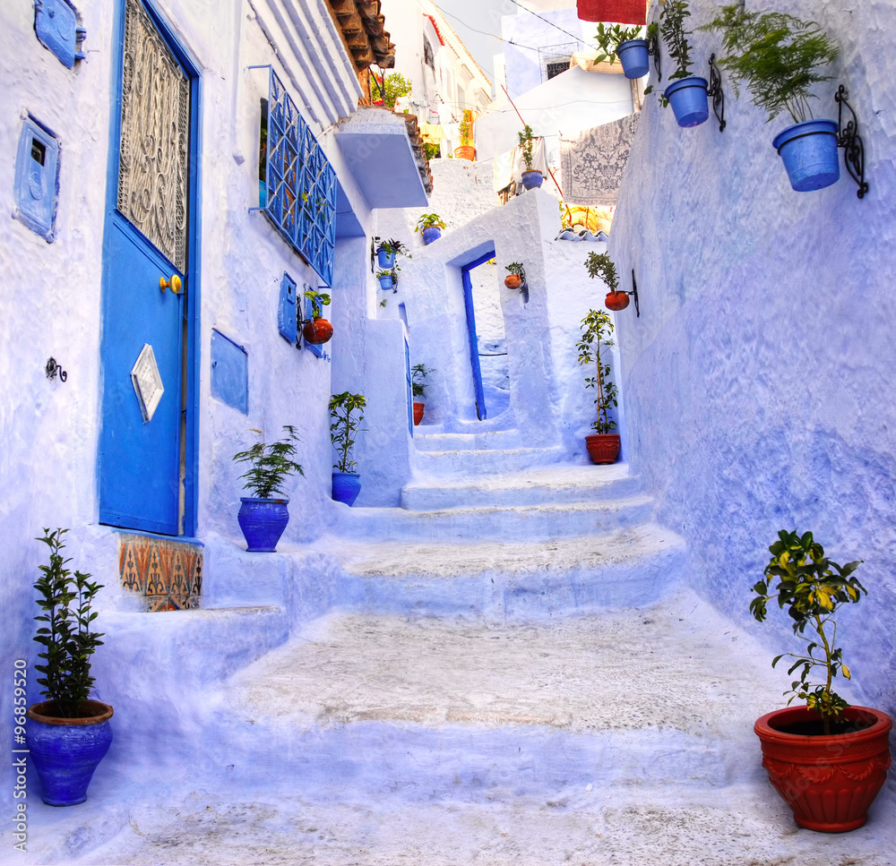 Naklejka premium Street in the blue city Chefchaouen, Morocco