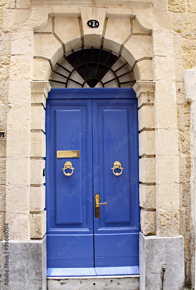 Puerta de madera en color azul con tiradores en bronce. Stock Photo | Adobe  Stock