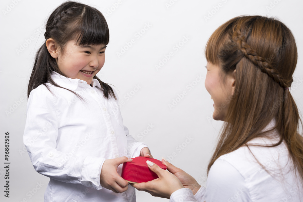 プレゼントを渡す女の子 プレゼントを渡す女の子