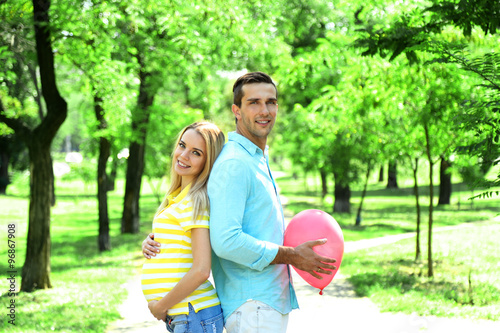 Young pregnant woman with h...