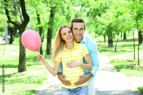 Young pregnant woman with h...