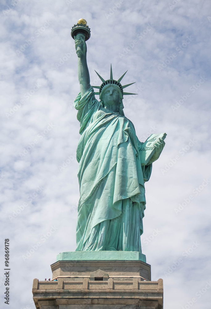 Obraz premium statue of liberty and the cloudy sky